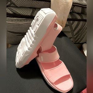 Nike Sandal Pink (never been worn) size Big Kids 6